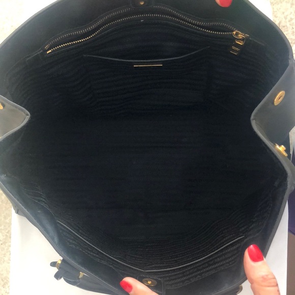 Prada Saffiano Lux Nero - Picture 2 of 7